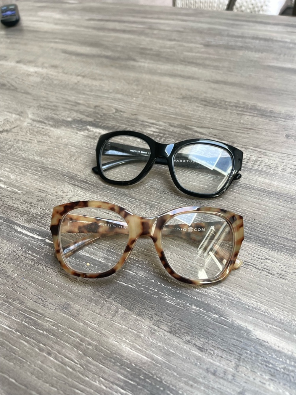Classic Tortoiseshell and Black Classic Women’s Eyeglass +1.5
